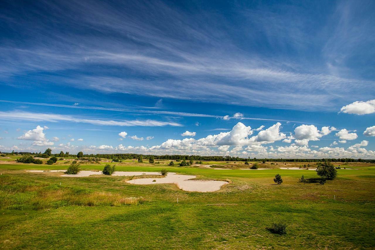 Golf Apartament W Sobieniach Sobienie Jeziory Exteriör bild